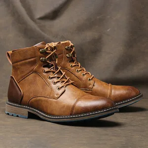Vue latérale de bottes Martin vintage marron pour hommes avec lacets et texture brossée