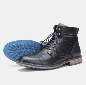 Vue détaillée des bottines Martin en cuir vintage pour hommes avec semelle bleue.