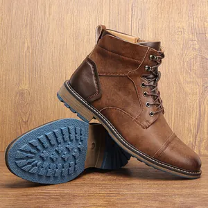 Gros plan détaillé des bottines Martin marron pour hommes avec semelle en caoutchouc bleu.