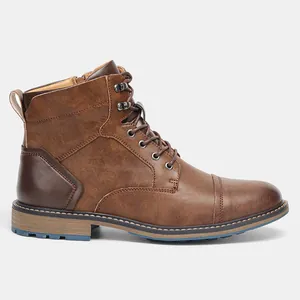 Vue détaillée de la texture en cuir marron vintage des bottines Martin pour hommes