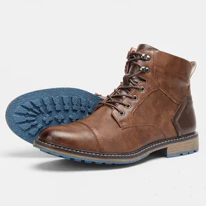 Détail de bottes Martin marron vintage pour hommes avec semelle à crampons bleue distinctive