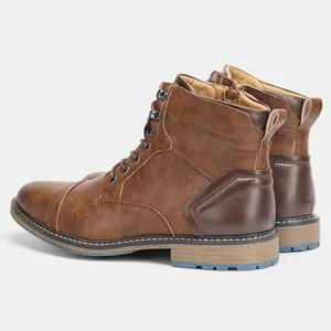 Vue latérale détaillée montrant la texture du cuir ciré des bottes Martin marron homme