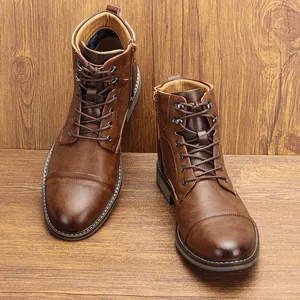 Gros plan de bottes Martin en cuir marron vintage sur un fond en bois rustique