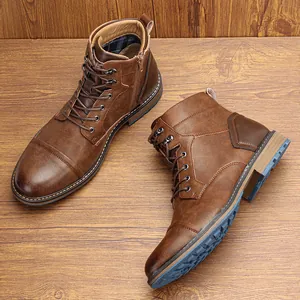 Gros plan montrant le profil latéral et la texture des bottes de travail brunes