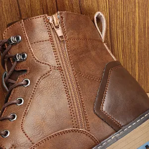 Gros plan sur les bottines Martin rétro marron pour hommes avec fermeture éclair latérale