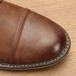 Détail de l'embout d'une botte Martin en cuir marron vintage avec coutures apparentes