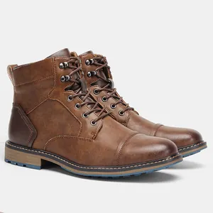 Détail de bottines Martin pour homme en cuir marron vintage avec lacets au style casual