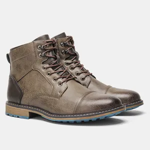 Détails de bottines vintage pour hommes en cuir brossé marron avec accents de semelle bleue.