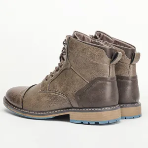 Vue détaillée latérale de bottines Martin en cuir marron vintage avec semelle bleue