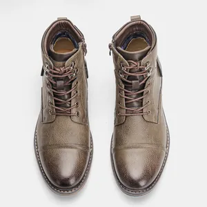 Vue de dessus de bottines Martin vintage pour hommes avec texture et lacets