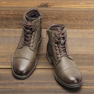 Vue de dessus de bottines Martin vintage en cuir marron pour hommes sur fond de bois
