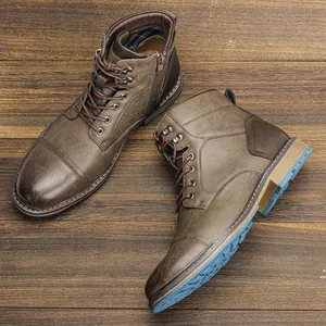 Vue détaillée de bottines Martin vintage pour hommes en cuir marron avec semelle bleue
