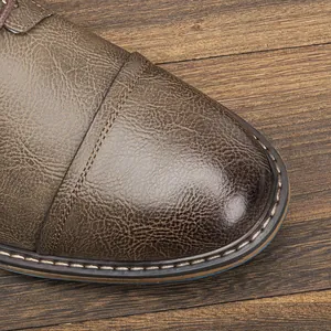 Vue détaillée de la texture du cuir brossé vintage et des coutures sur le bout de botte