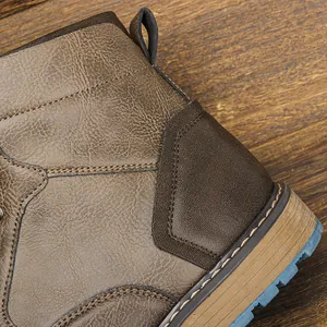 Gros plan de bottines rétro marron pour hommes montrant la texture du cuir et les coutures.