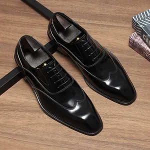 Vue détaillée de chaussures Oxford en cuir noir poli avec un petit bout carré chic