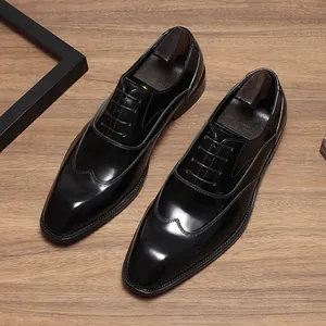 Gros plan de chaussures Oxford en cuir noir avec détails brogues et bout carré