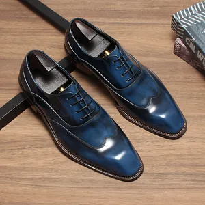 Détail des chaussures Oxford en cuir bleu dégradé de qualité avec patine artisanale