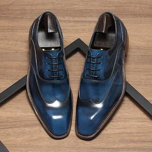 Vue de dessus de chaussures habillées en cuir bleu avec bout carré et coutures wingtip
