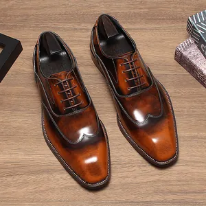 Vue détaillée de chaussures Oxford en cuir marron faites main avec finition polie