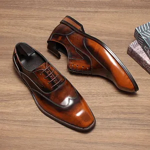 Vue détaillée de chaussures Oxford en cuir marron fait main avec finition patine