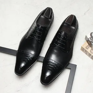 Detailansicht der eleganten schwarzen Herrenschuhe mit Reliefmuster auf Marmoroberfläche