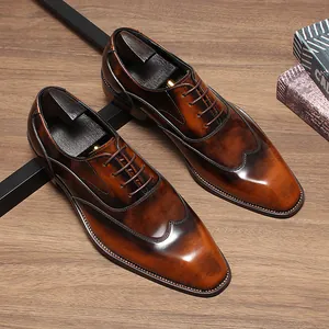 Détail de chaussures richelieu marron en cuir poli élégant sur un sol en bois clair