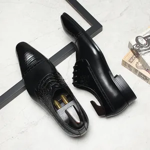 Detailansicht schwarzer Herren-Business-Schuhe mit eleganter Krokodiltextur-Prägung