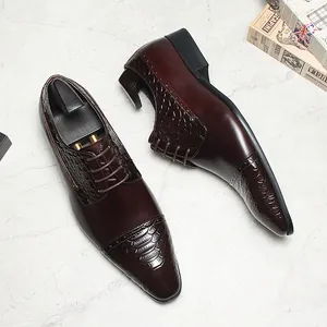 Draufsicht auf braune Herren-Business-Schuhe aus Leder mit Krokodilprägung Detail