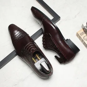 Detailansicht der dunkelbraunen Leder-Herrenschuhe mit eleganter Krokodil-Prägung