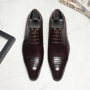 Klassische Herren Business-Schuhe aus bordeauxrotem Leder mit eleganter Krokodilprägung