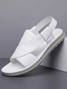 Detaillierte Seitenansicht weißer Herren-Sandalen mit eleganter Krokodilleder-Textur