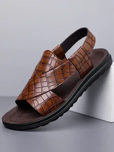 Detailansicht einer braunen Herren-Sandale mit Kreuzriemen und hochwertigem Kroko-Muster-Design