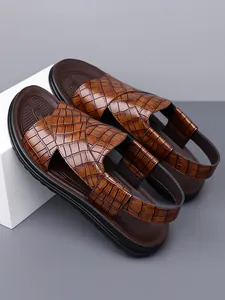 Detailansicht brauner Herren-Sandalen mit stilvoller Krokodil-Prägung