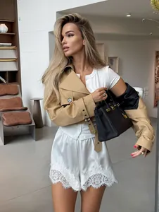 Pantalones cortos de satén blanco con encaje en un entorno de moda sofisticado