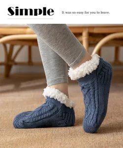 Vista dettagliata delle calze a maglia blu da interno con fodera in pile bianco soffice
