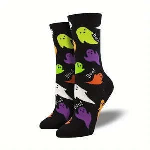 Detailansicht schwarzer Halloween-Socken mit bunten Geistern und Boo!-Mustern für Damen