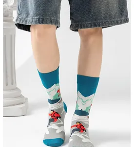 Gros plan de chaussettes en coton mi-mollet avec un motif coloré de ski et de montagne