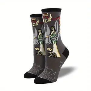 Detailansicht der Halloween-Socken mit Skelett- und schwarzem Katzen-Jacquard-Motiv