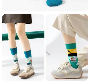Vue détaillée de chaussettes en coton avec motifs graphiques de ski et de kayak