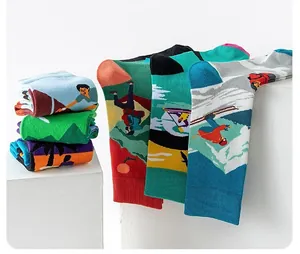 Vue détaillée de chaussettes en coton colorées avec illustrations de dessins animés