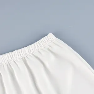 Primer plano detallado de la cintura elástica de estos elegantes pantalones cortos de satén
