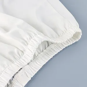 Primer plano del detalle de la cintura elástica en pantalones cortos de satén blanco