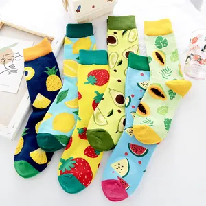 Gros plan de chaussettes en coton aux motifs de fruits colorés comme fraise et citron