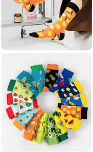 Vue détaillée montrant une variété de chaussettes en coton colorées aux motifs de fruits