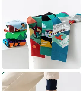 Vue détaillée de chaussettes en coton avec motifs de sports de plein air colorés
