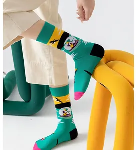 Chaussettes en coton avec motif de surf vibrantes dans un décor de design moderne