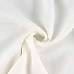 Detalle macro de tela de satén blanco liso con una textura elegante y brillo suave.