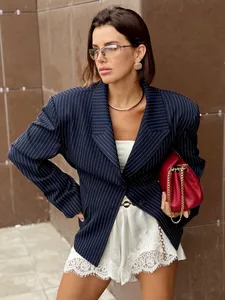 Vista detallada de pantalones cortos de satén blanco para mujer con encaje floral y corte suelto