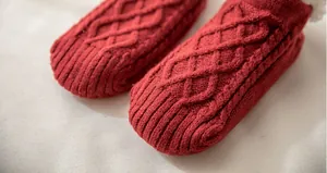 Dettaglio calze antiscivolo rosse in maglia a trecce con fodera calda