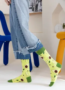 Gros plan de chaussettes vert citron avec un motif d'avocat amusant et mignon, style tendance.